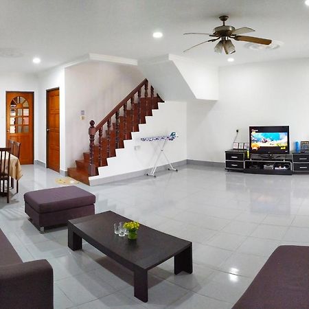 Victoria Homestay Sibu - Next To Shopping Complex & Large Car Park Area With Autogate Esterno foto