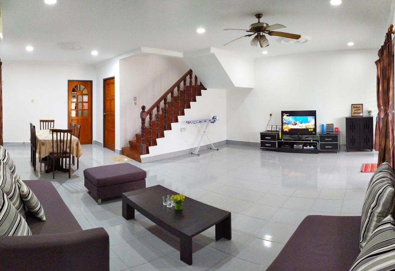 Victoria Homestay Sibu - Next To Shopping Complex & Large Car Park Area With Autogate Esterno foto